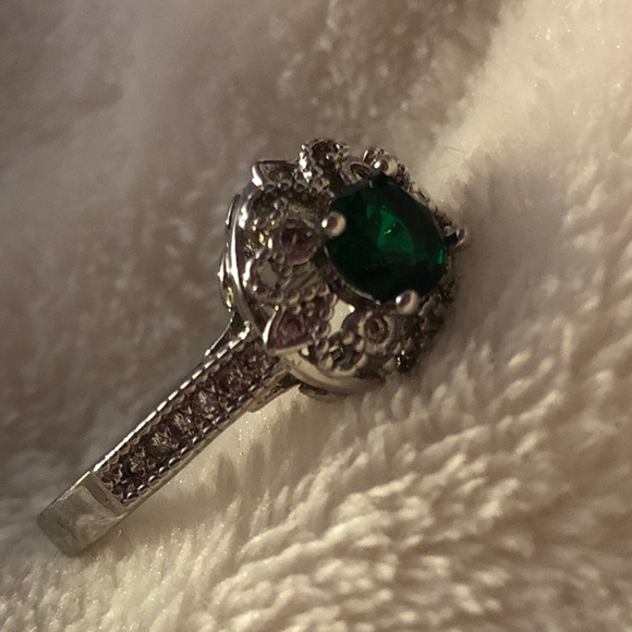 Silvertone sparkling CZ & green stone ring, size 9 - Picture 4 of 6